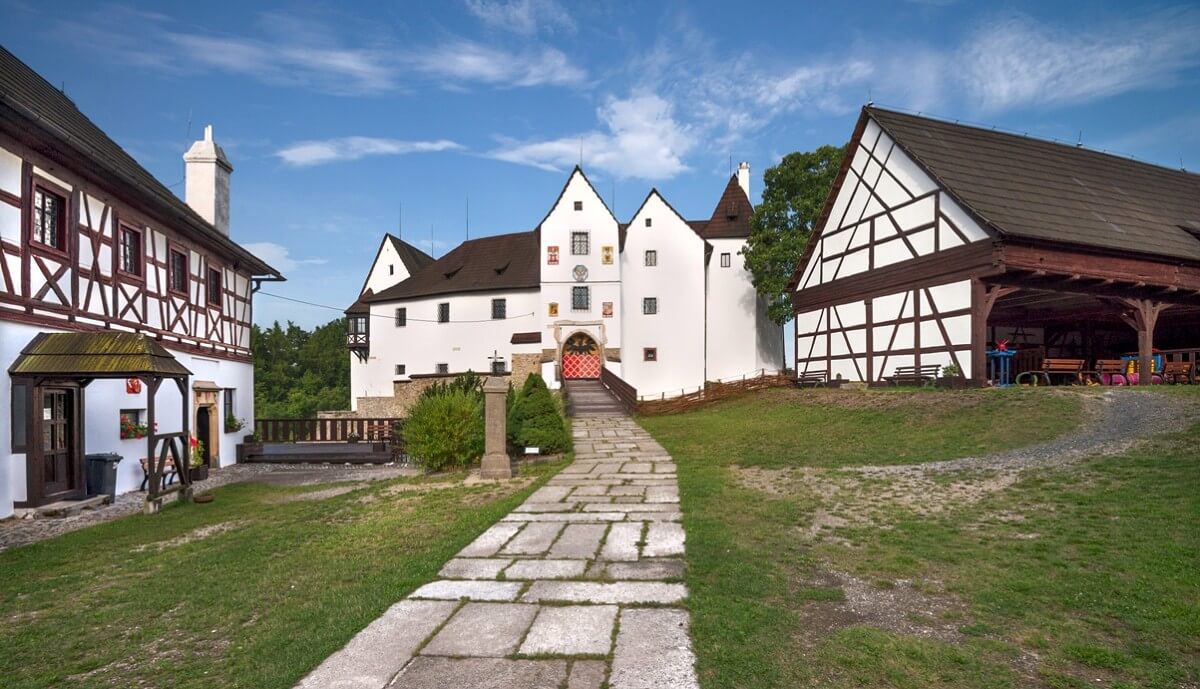 Obrázek celednik_hrad_kulna_-_pohled_od_brany2.jpg