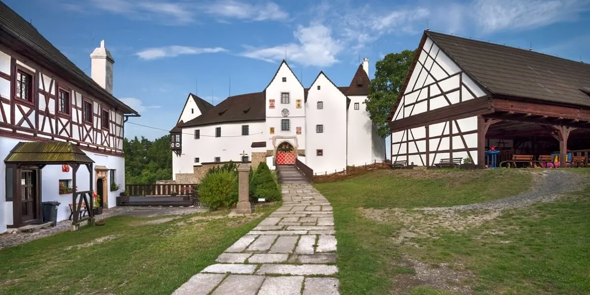 Obrázek celednik_hrad_kulna_-_pohled_od_brany2.jpg