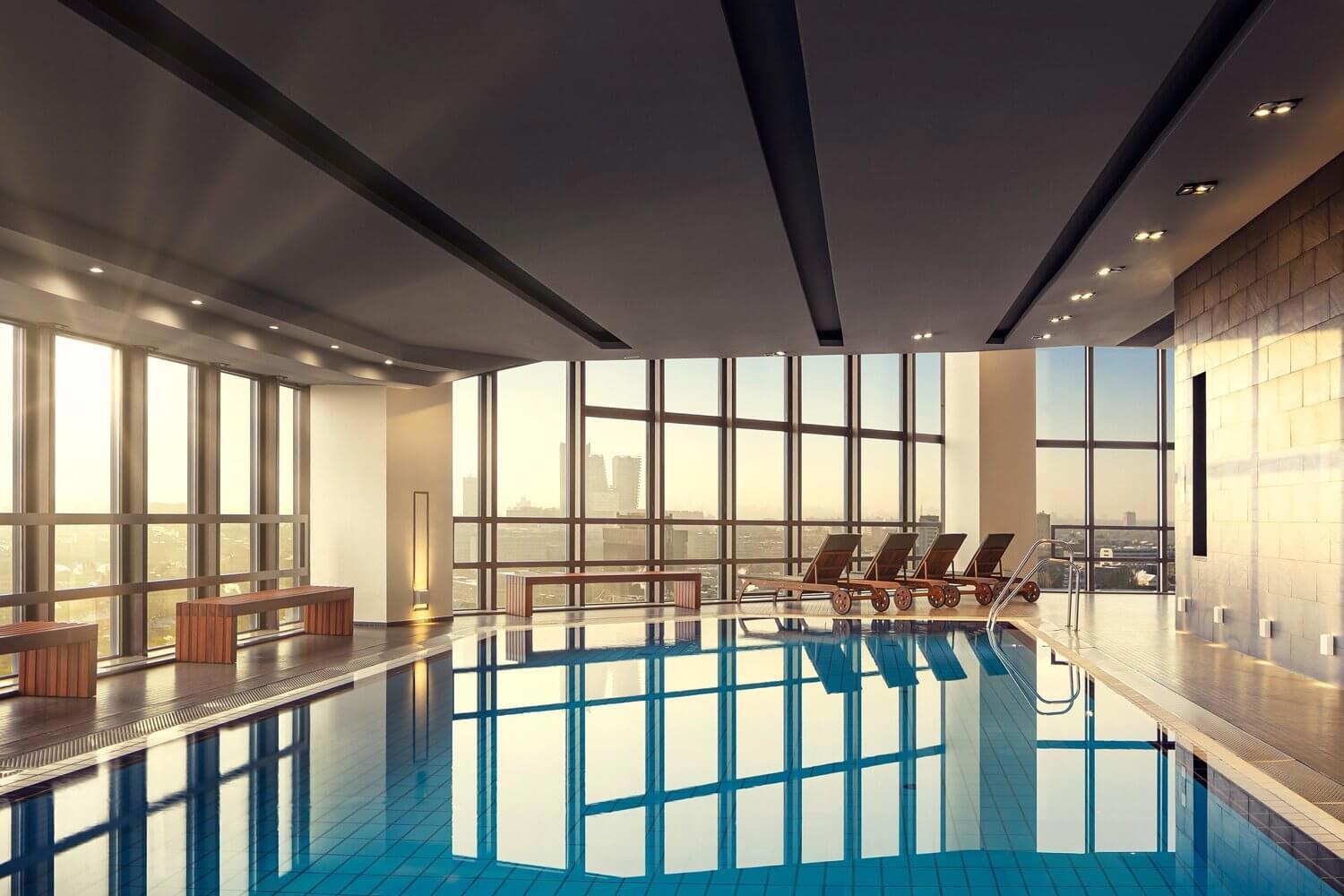 Obrázek /media/a35bsqnv/interiorplusphotographyplusofpluscorinthiaplushotelplusinpluspragueplus-pluspoolpluswithplusview_jirilizler_hotelplusphotographer.jpg