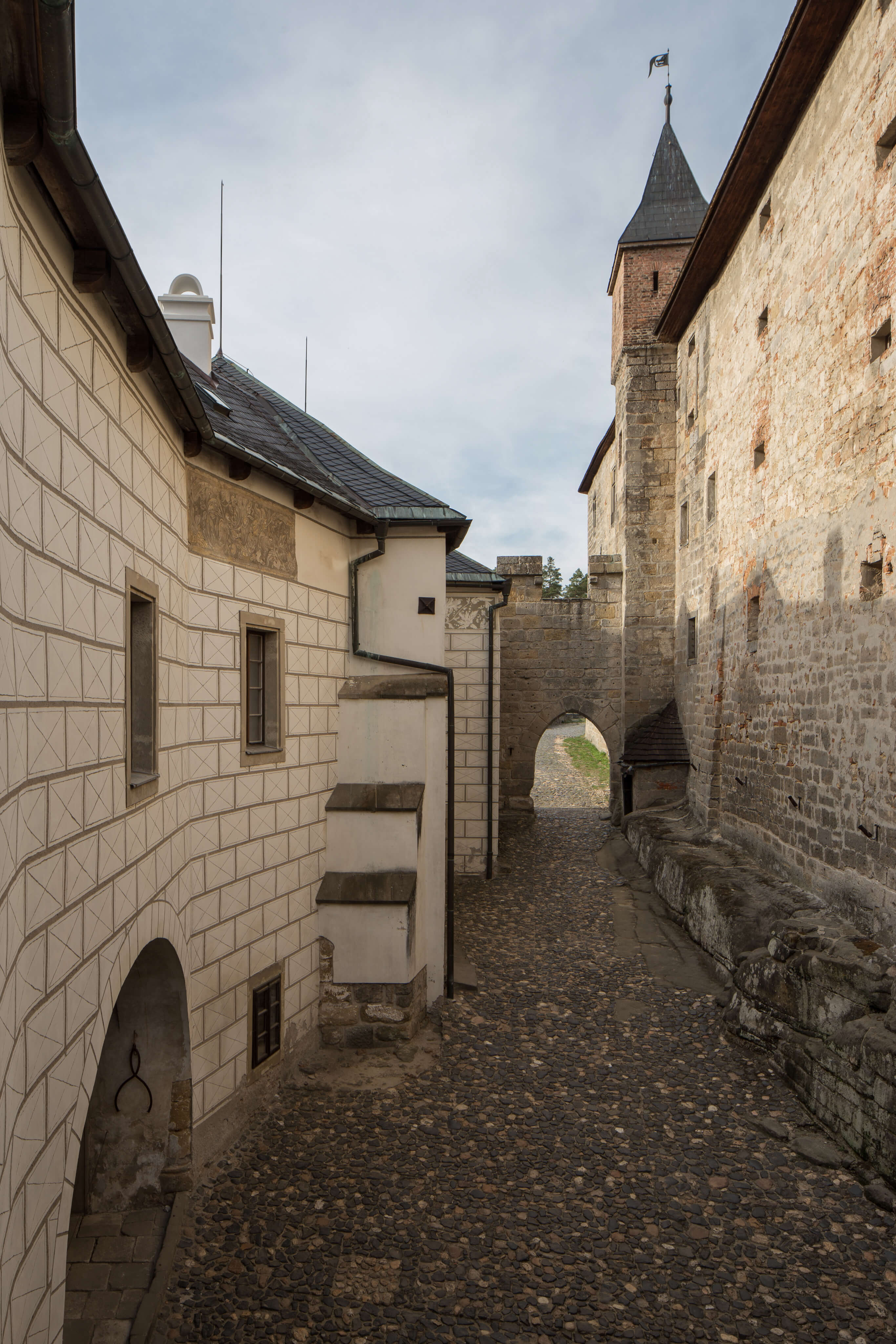 Image /media/gmylbdcg/hrad-kost-ulicka.jpg