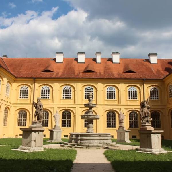 Obrázek /media/jrdh1p0j/18_rajsky_dvur.jpg