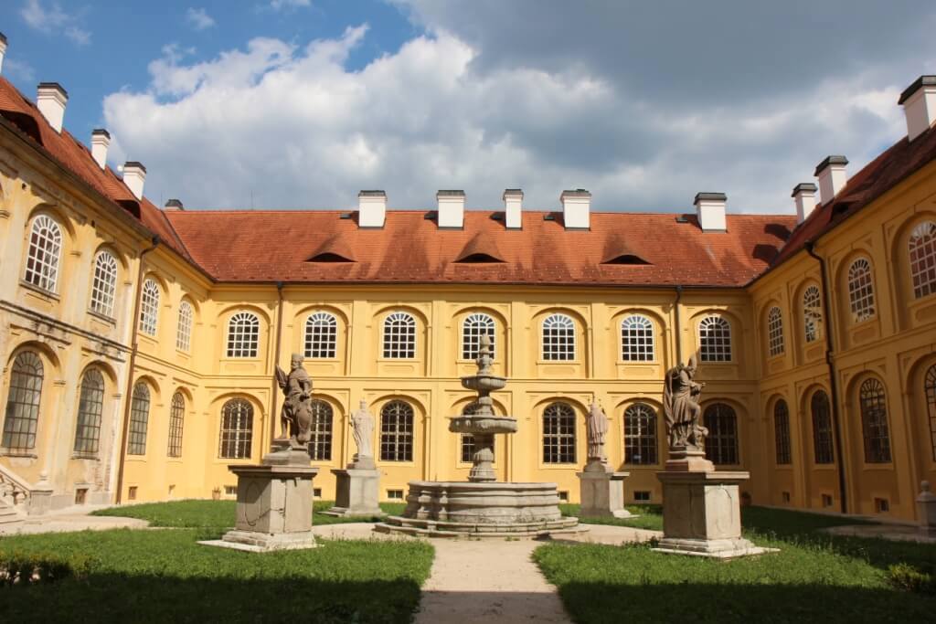 Obrázek /media/jrdh1p0j/18_rajsky_dvur.jpg