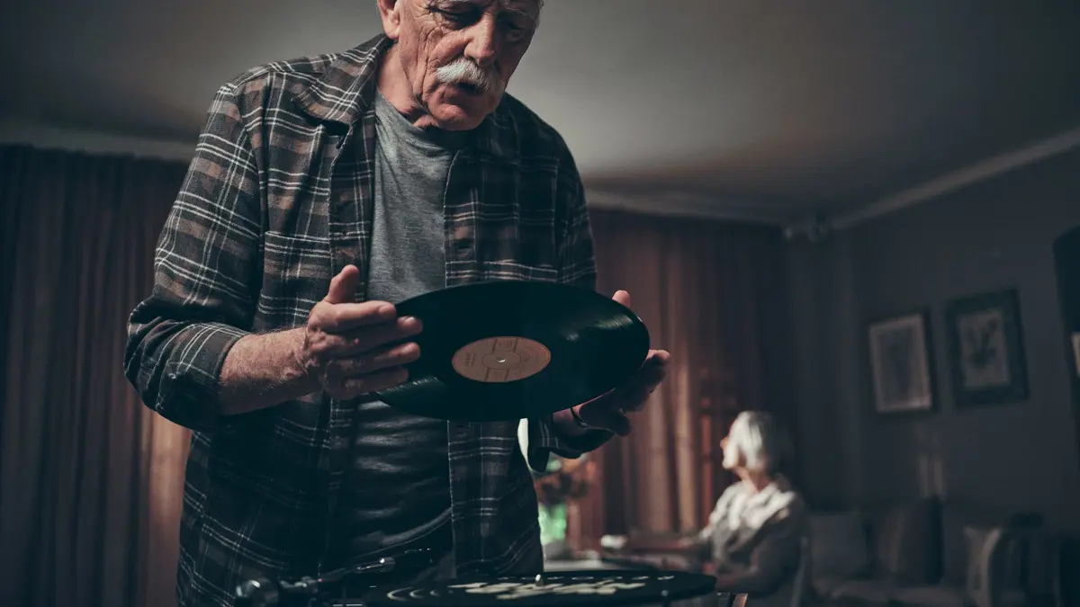 Obrázek /media/kw2jb3zu/imfinzi-astrazeneca-elderly-man-vinyl-advertising-gabriel-matula.jpg