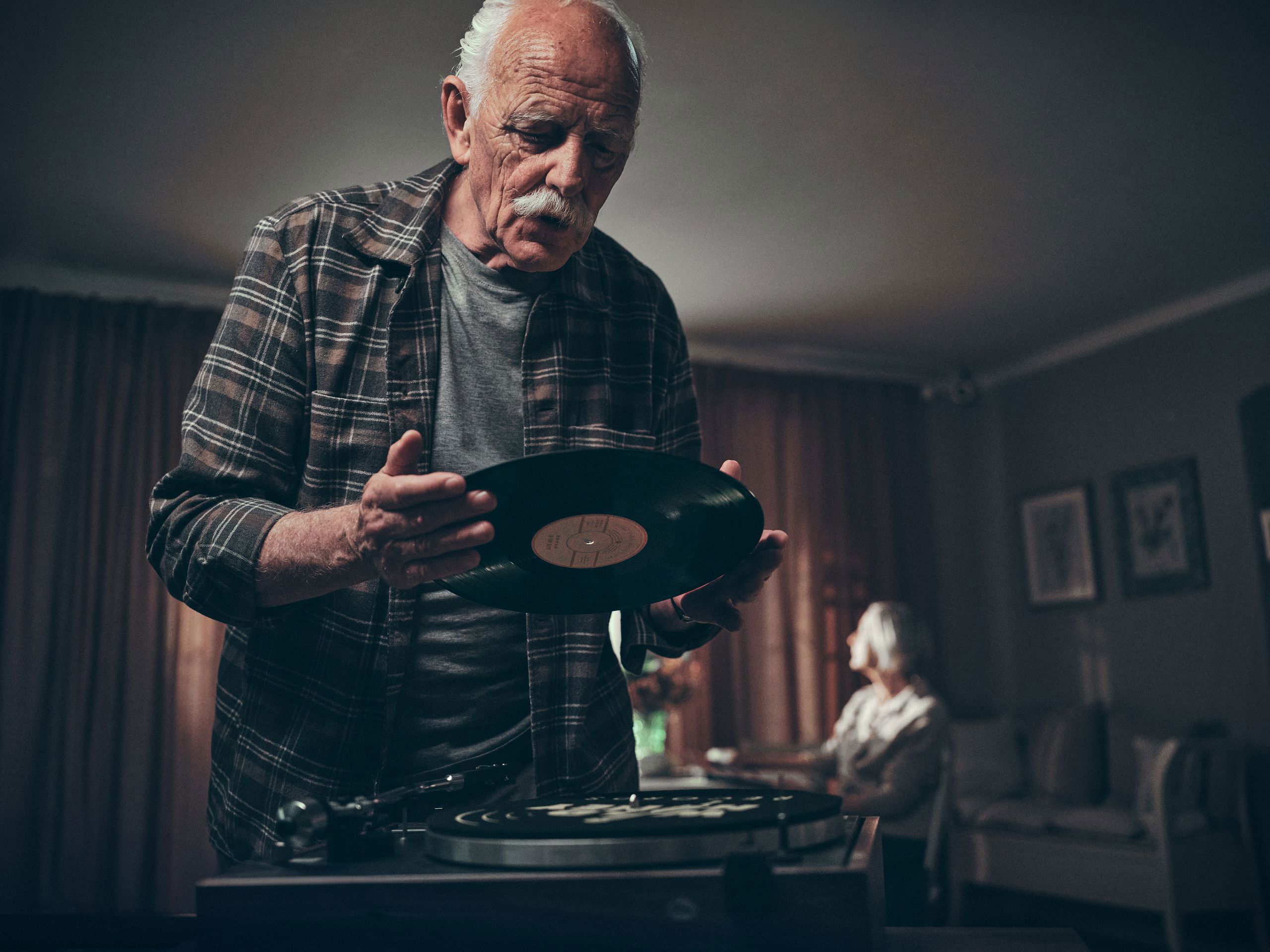 Obrázek /media/kw2jb3zu/imfinzi-astrazeneca-elderly-man-vinyl-advertising-gabriel-matula.jpg