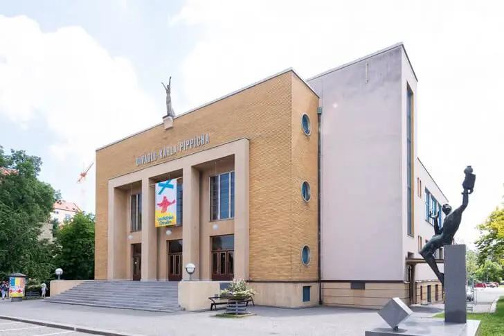 Náhledový obrázek k článku Zaostřeno na lokaci: Vítejte v éře černobílého filmu, v Divadle Karla Pippicha