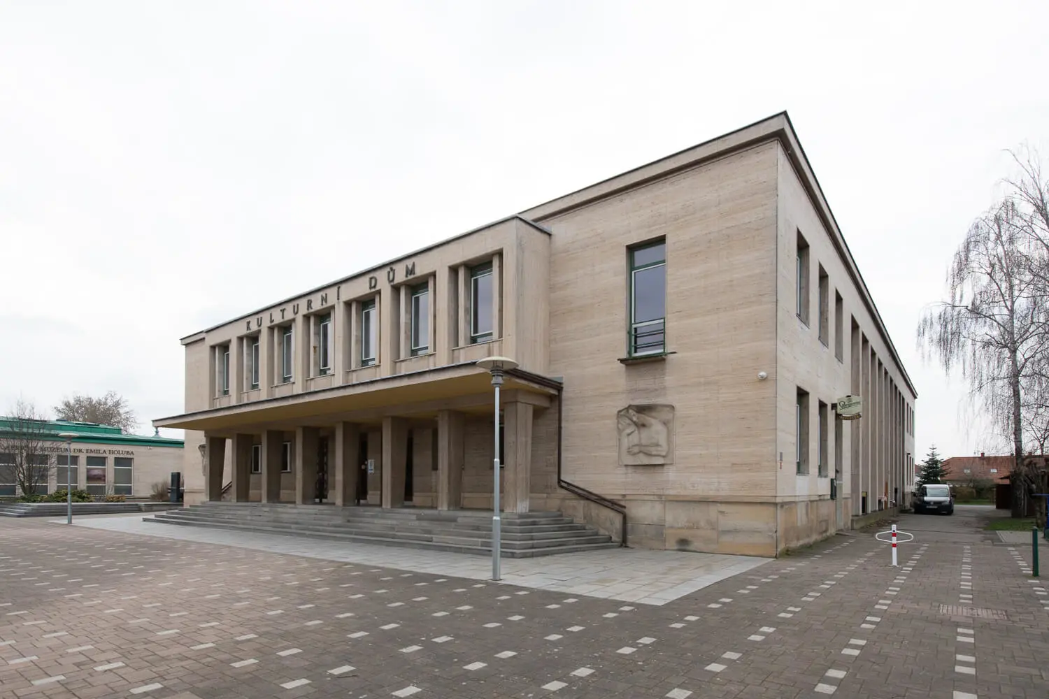 Náhledový obrázek k článku Location tour východní Čechy: 60. léta 20. století, funkcionalismus, baroko a Perníková chaloupka v Pardubickém kraji