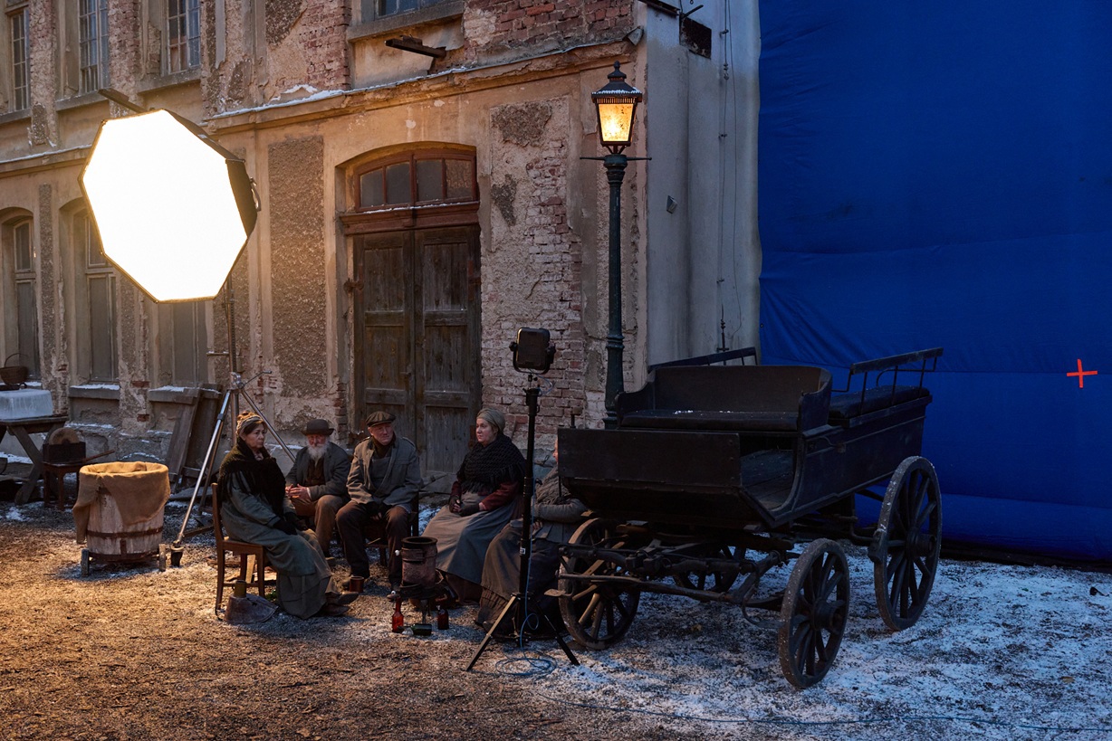 Obrázek small_ageofinnocence_pr_251114_cb_00001_chris-baker_netflix-2025.jpg