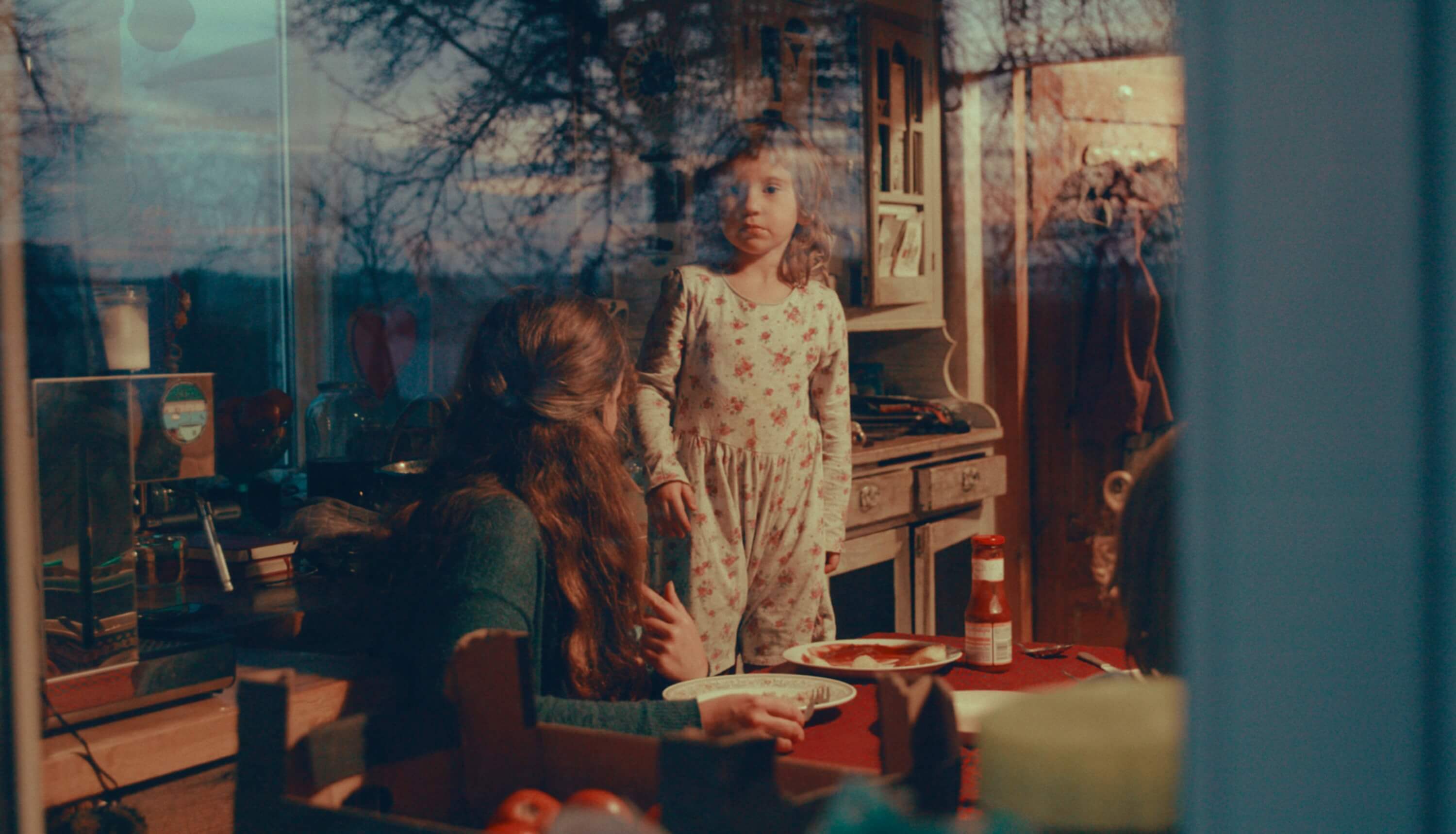 Obrázek /media/pczph0o2/forest_promo_stills-9.jpg