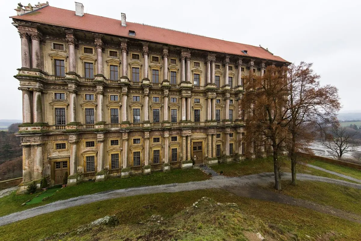 Náhledový obrázek k článku Lokace měsíce: Pochmurně podivný plumlovský zámek