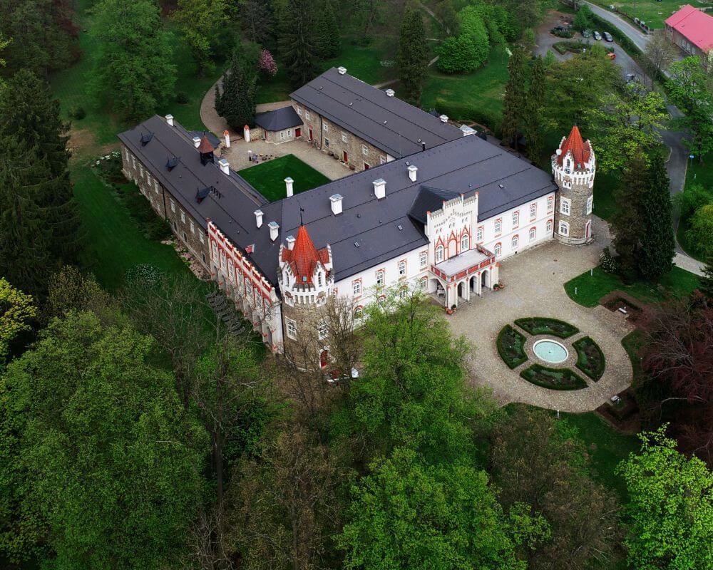 Image /media/s2qm0vd1/foto-archiv-zámek-herálec-dji_0068a-1565-1300-800-80.jpg