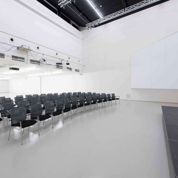 Obrázek /media/un3ph2tw/dox_prague_-_auditorium_1.jpg