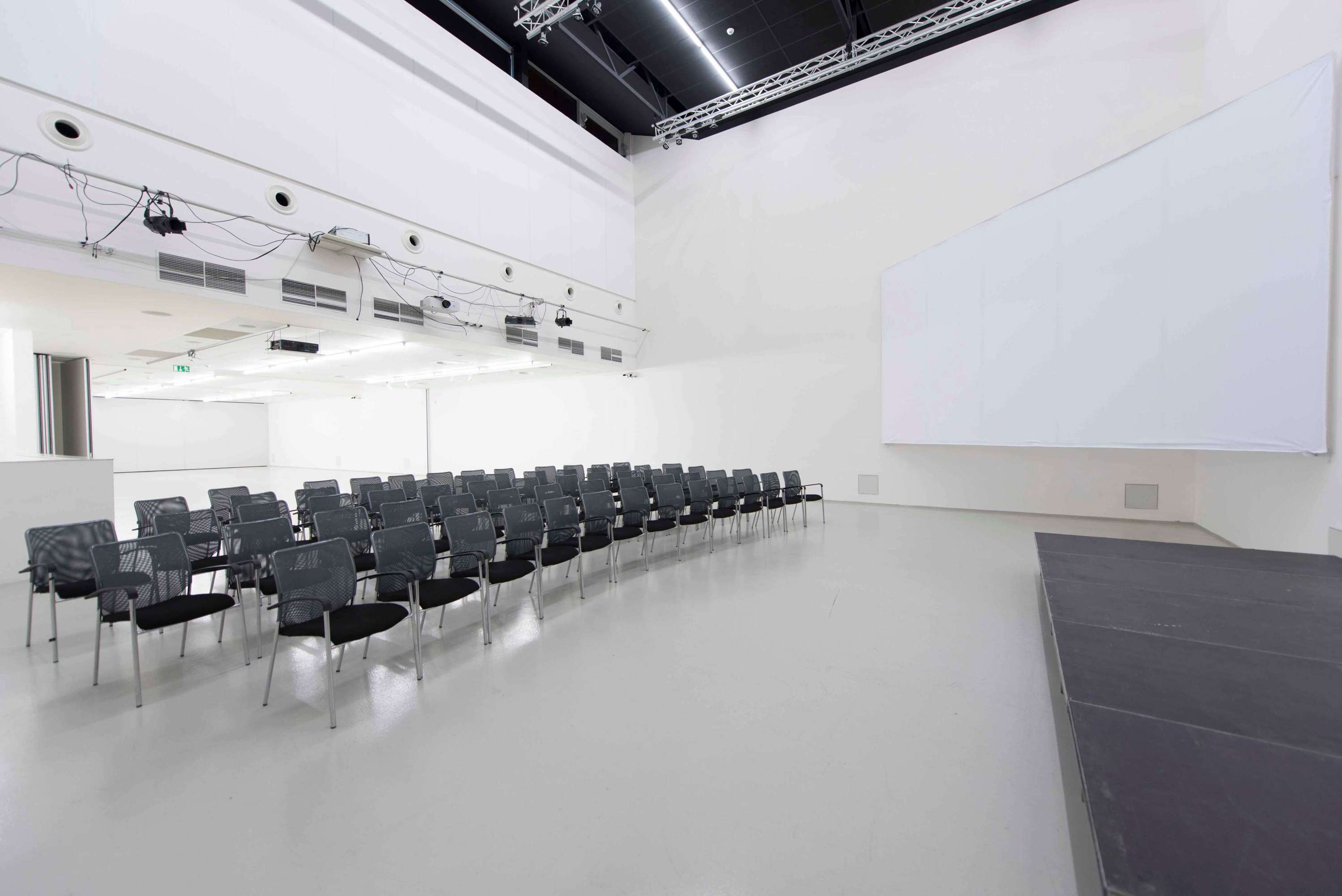 Obrázek /media/un3ph2tw/dox_prague_-_auditorium_1.jpg