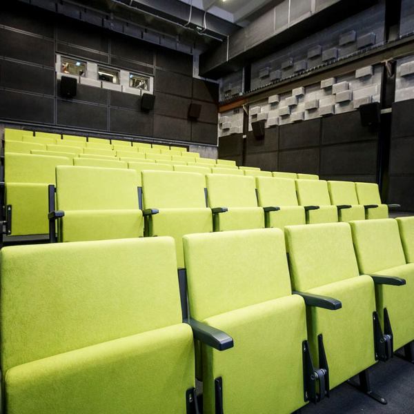 Obrázek /media/wkchmofl/cineport_-_promitaci_sal_-_jiri_zerzon.jpg