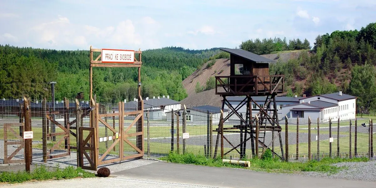 Obrázek 01_-_pamatnik_vojna_lesetice_-_vstupni_brana.jpg