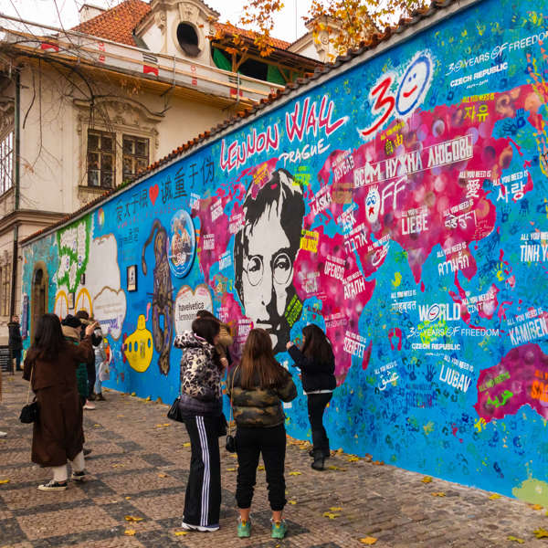 Obrázek /media/zundfouy/john_lennon_wall_5_full.jpg