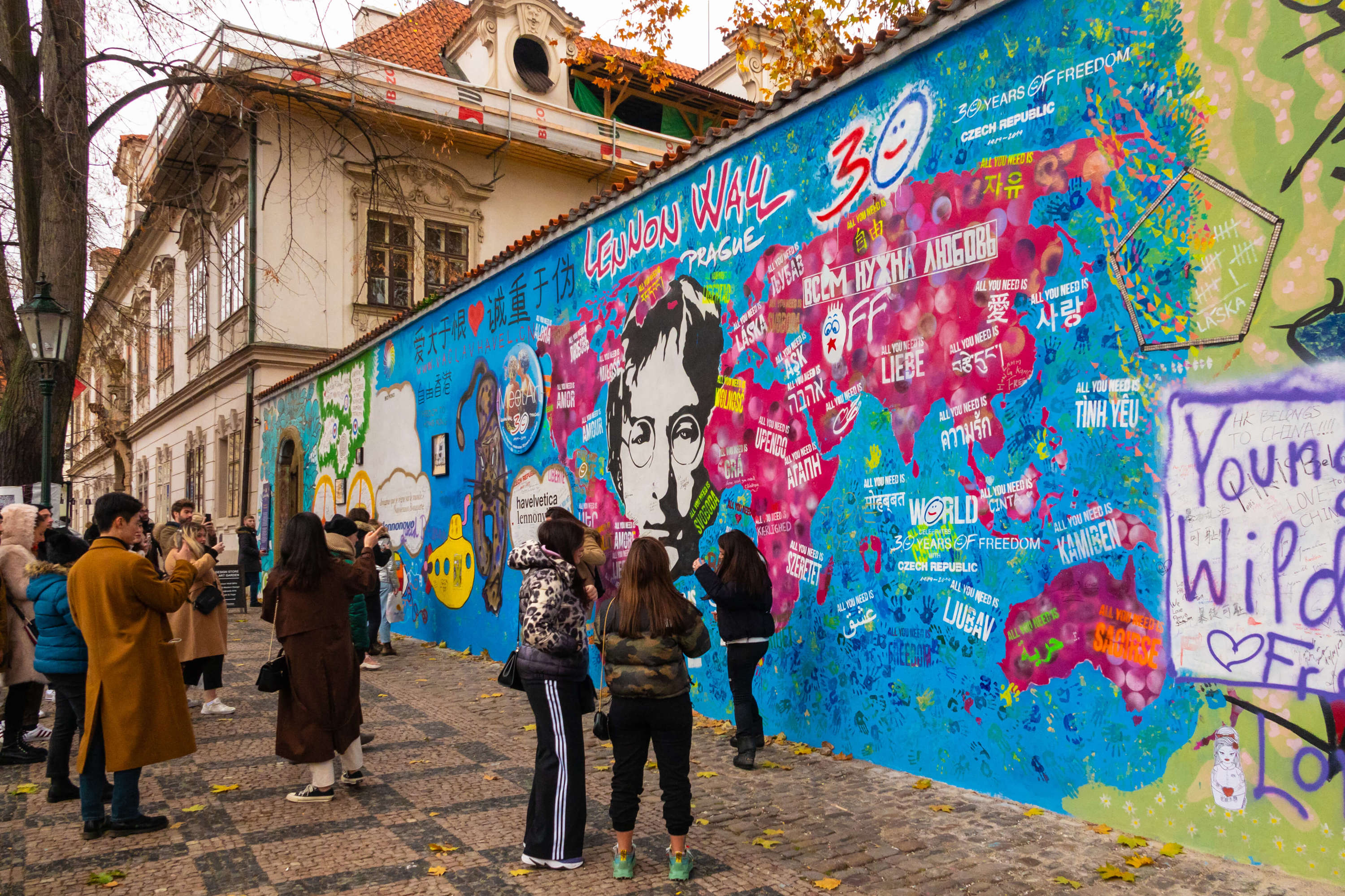 Obrázek /media/zundfouy/john_lennon_wall_5_full.jpg