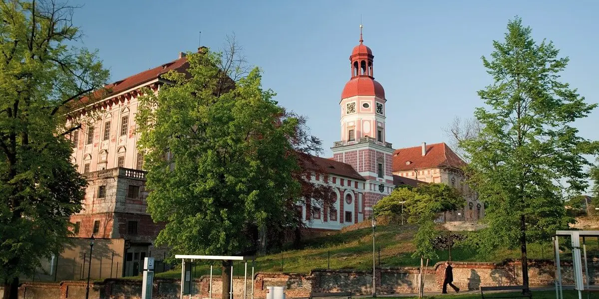 Obrázek roudnice_exterior__exterior_802v1365_300_cm_4x2_high_res.jpg